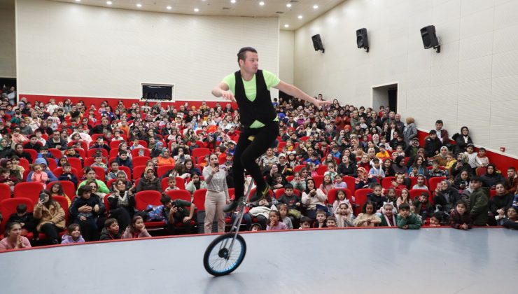 BAŞKAN AMCALARINDAN ÇOCUKLARA YETENEK SİRKİ GÖSTERİSİ İLE KARNE HEDİYESİ