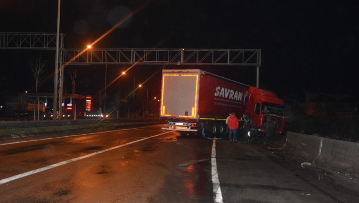 ÜNYE’DE KAZAYA KARIŞAN TIR YOLUN KAPANMASINA NEDEN OLDU