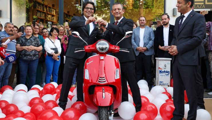 Özgür Özel Denizli İl Başkanına ‘Kırmızı Motosiklet’ Hediyesi!