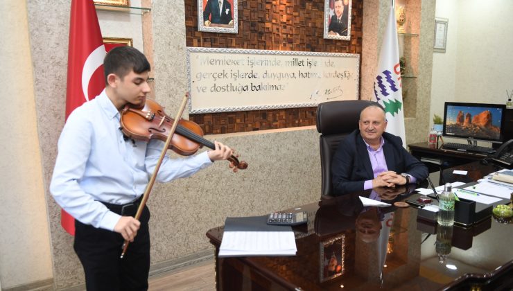 Genç Yazarımız Sevgisini Enstrümanıyla Gösterdi