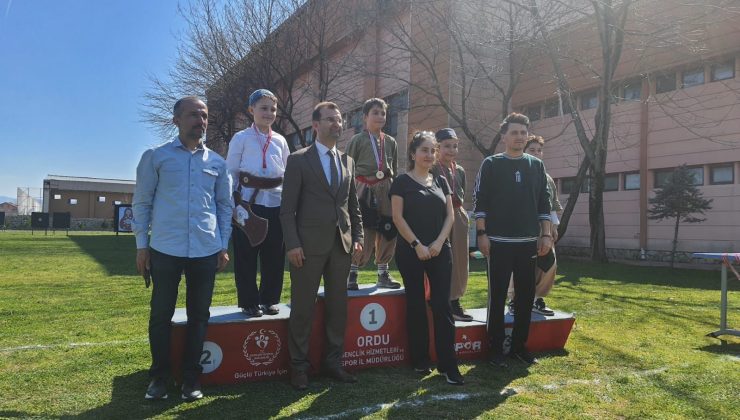 Ataları Gibi Ok Atıyorlar.