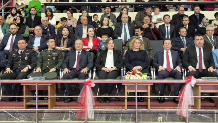 23 Nisan Kutlamaları Kapalı Spor Salonunda Yapıldı.