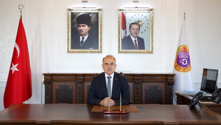 Vali Muammer Erol Kızılay’a Bağış Yaptı