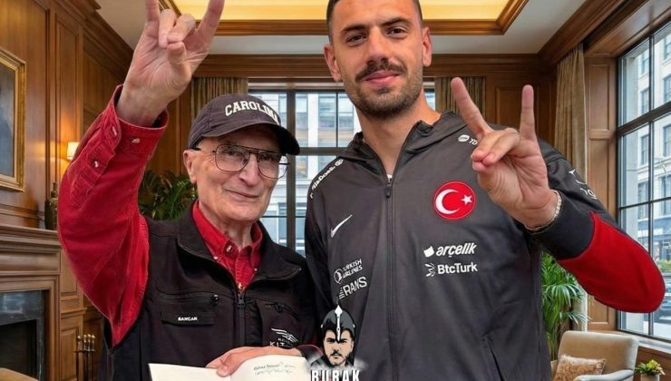 İki isim, bozkurt işaretiyle poz verdi.