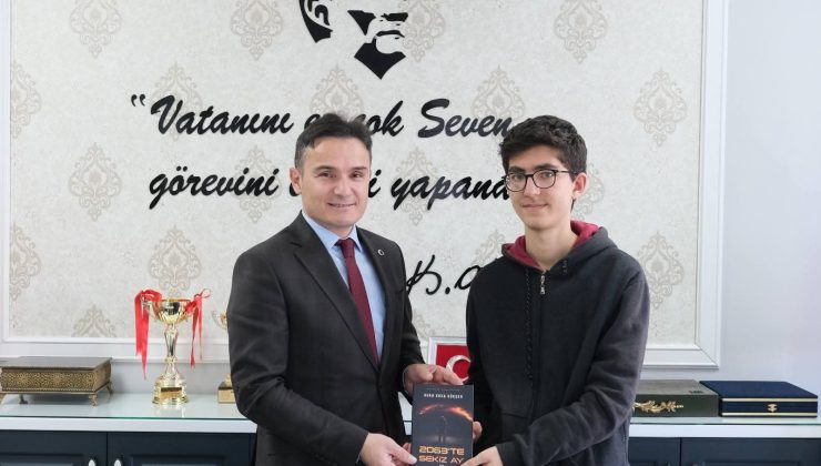 Genç  Yazar İlk Kitabını Müdüre Takdim Etti
