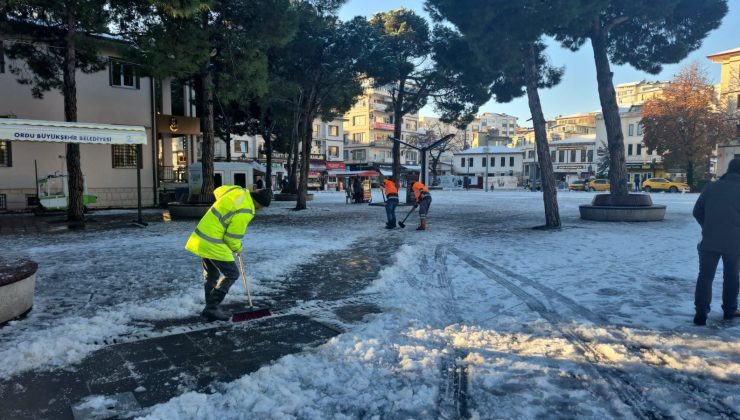 Kar Çileye Dönüşmesin Diye Sokaklar Temizleniyor.