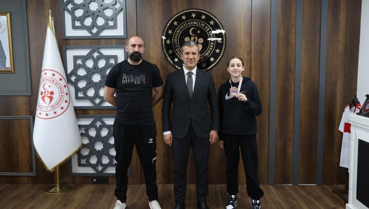 Şampiyon Bokscu Buğlem Mira Cam Müdür Yüksel’in Makamında