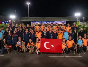Türk Arama Kurtarma Ekiplerine Kahramanlık Nişanı Verdi.