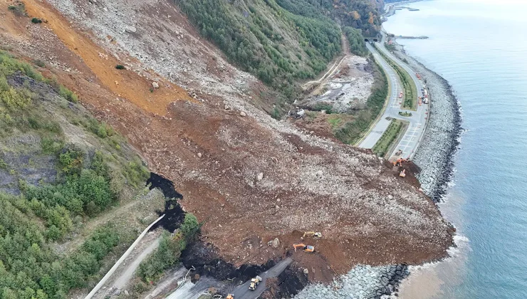 Heyelan Karadeniz Sahil Yolunu Kapattı