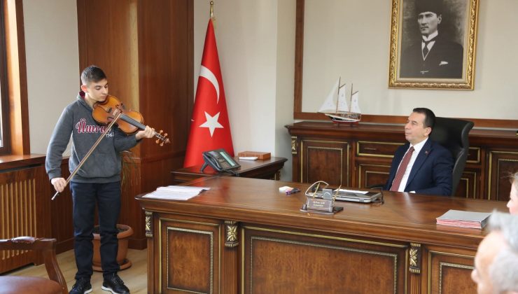 Genç Kemancıdan Kaymakam’a Mini Konser.
