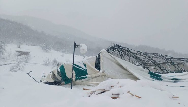 Taşıyıcı Sistemleri Yetersiz Kalan Halı Saha Çöktü.