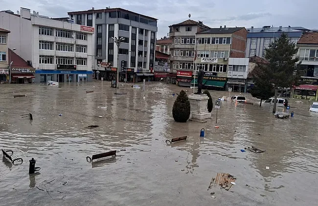 Havza’da Kuvvetli Yağış Sele Dönüştü