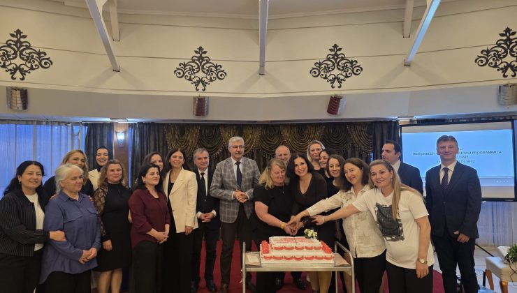 12 Mayıs Hemşireler Gününde Plaketlerini Aldılar